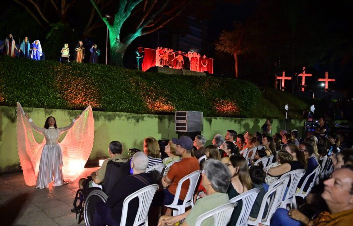 Encenação da Paixão de Cristo emociona público no Parque Manolo Cabral