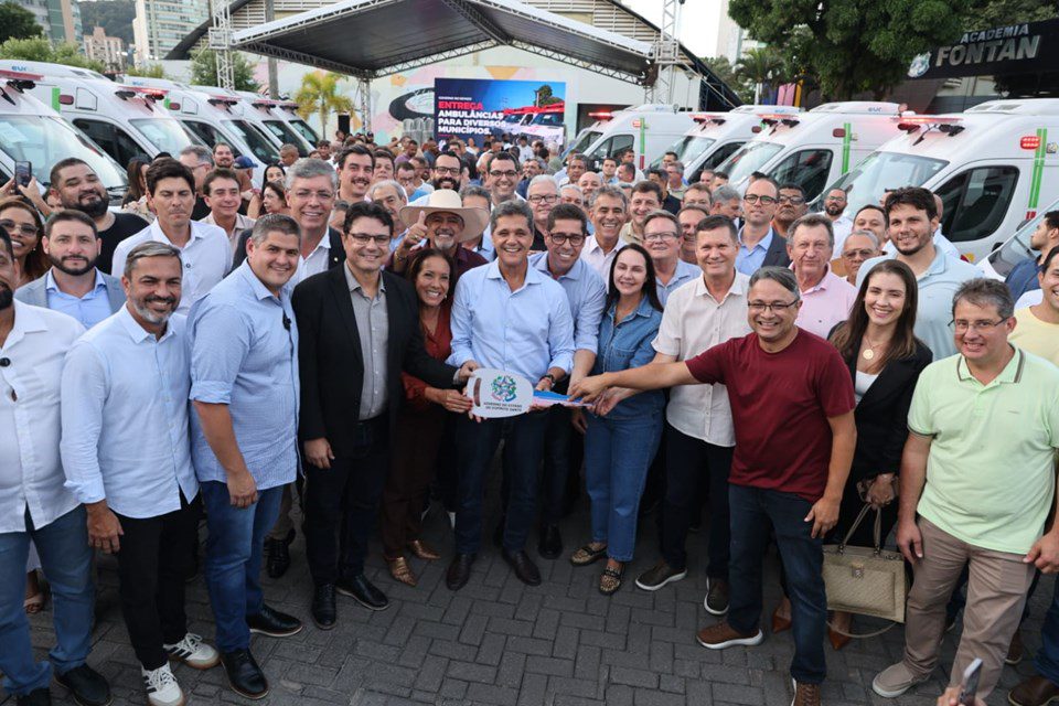 Governo do Estado reforça saúde pública com entrega de 21 ambulâncias a municípios capixabas
