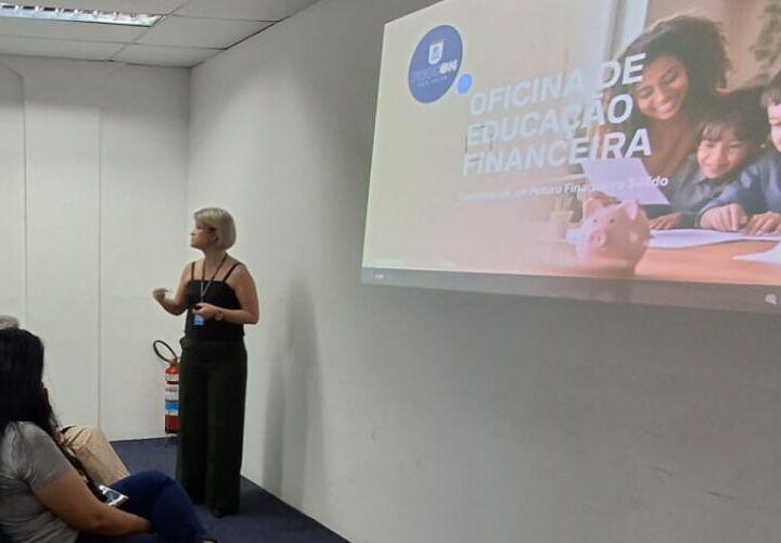 Educação financeira é tema de capacitação voltada a consumidores endividados