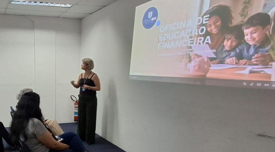 Educação financeira é tema de capacitação voltada a consumidores endividados