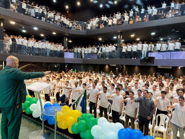 Solenidade de Juramento à Bandeira reúne mais de mil jovens em Cariacica