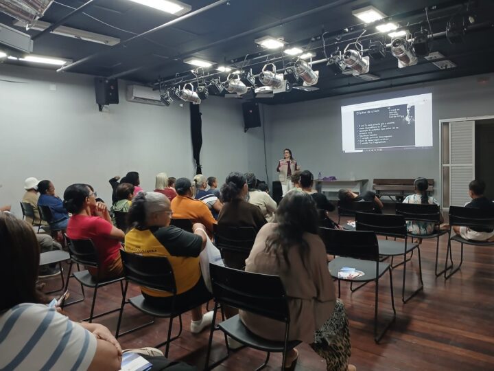 Palestra no Cras orienta moradores de Nova Rosa da Penha sobre prevenção às drogas