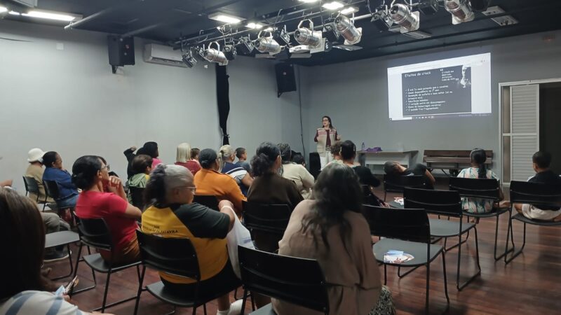 Palestra no Cras orienta moradores de Nova Rosa da Penha sobre prevenção às drogas