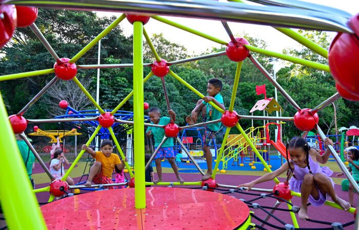 Vitória inaugura terceira Praça Inclusiva Viver Vitória no Parque Pedra da Cebola