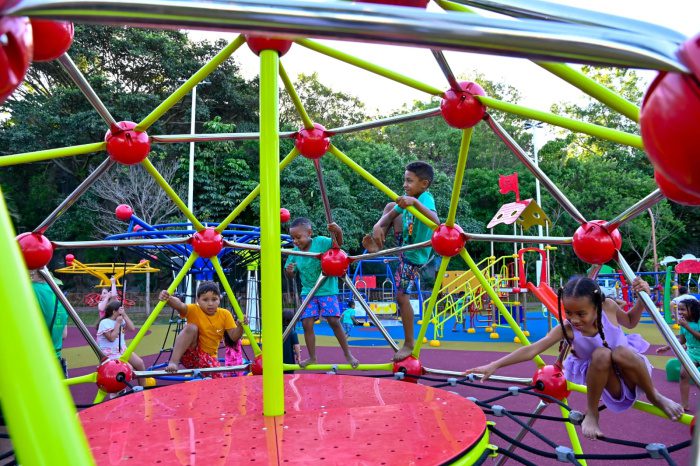 Vitória inaugura terceira Praça Inclusiva Viver Vitória no Parque Pedra da Cebola