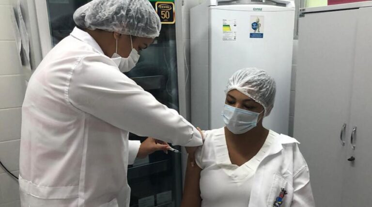 Vila Velha decide antecipar vacinação em idosos e trabalhadores da Saúde