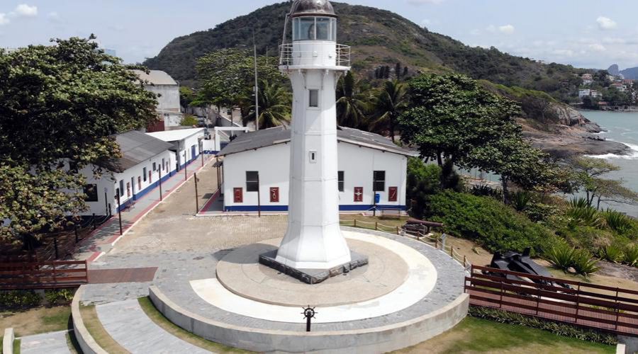 Homenagem ao dia internacional da mulher ao pôr do sol no Farol Santa Luzia