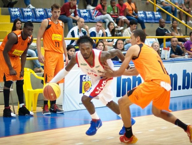 ​Veteranos do basquete se enfrentam em campeonato em Vila Velha no ginásio Tartarugão