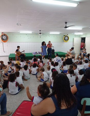 Projeto educacional trabalha literatura infantil com as crianças de Vitória