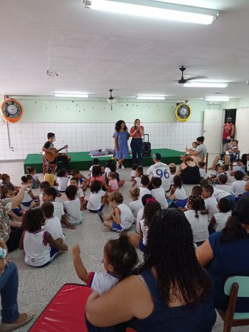Projeto educacional trabalha literatura infantil com as crianças de Vitória