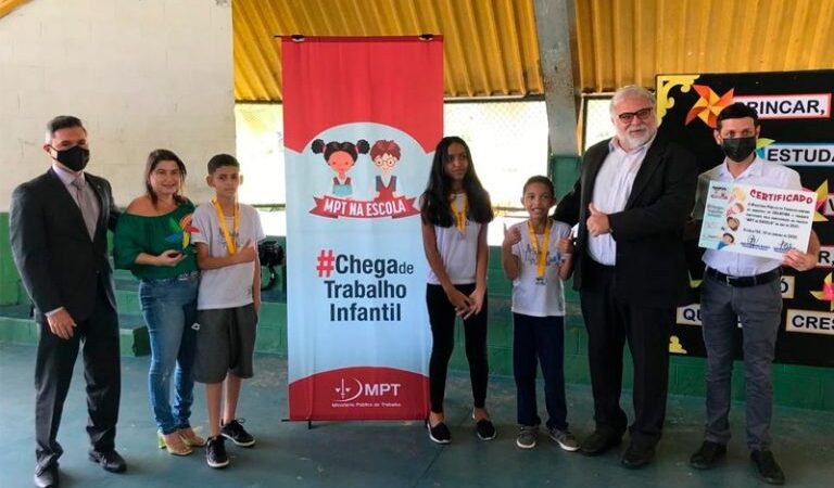 Projeto MPT na  escola premia 3 alunos do CAIC de Colatina