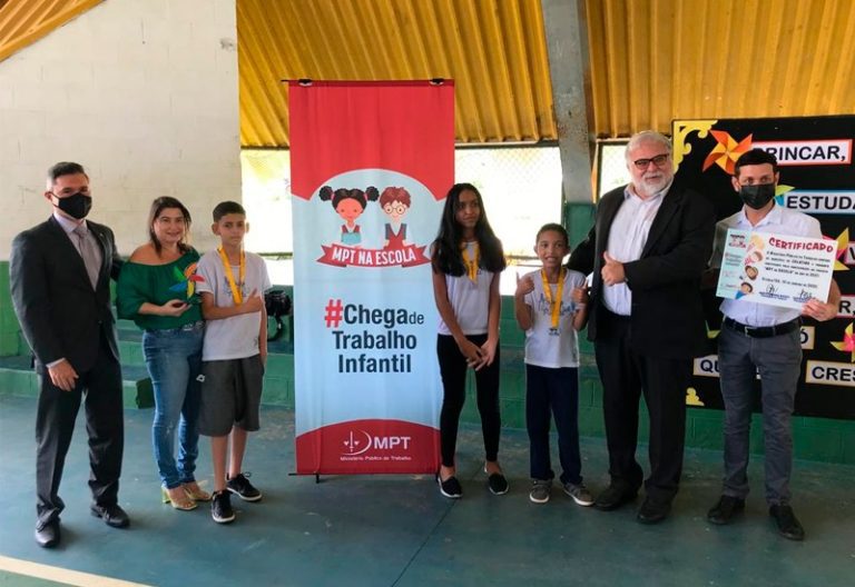 Projeto MPT na  escola premia 3 alunos do CAIC de Colatina