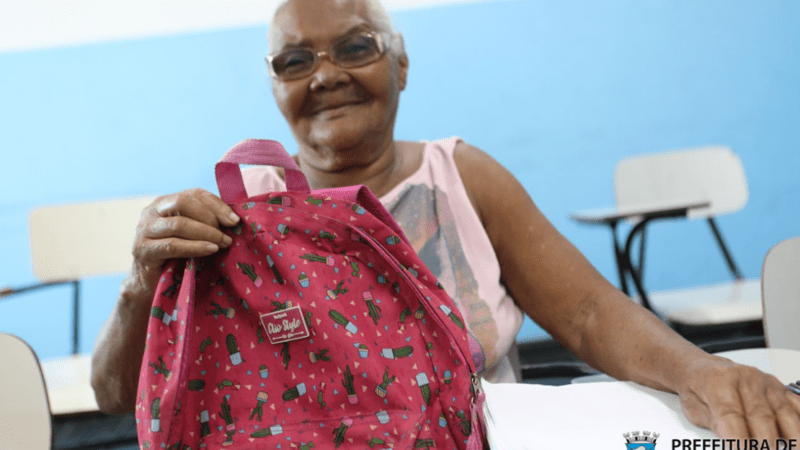 Cariacica: idosa de 84 anos carrega o sonho de aprender a ler e a escrever