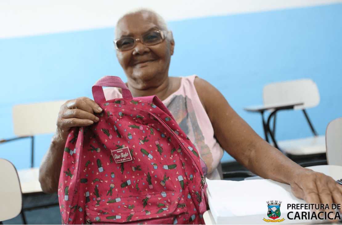 Cariacica: idosa de 84 anos carrega o sonho de aprender a ler e a escrever