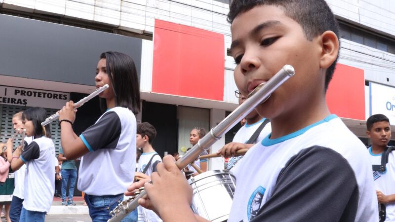 Banda da Escola Cívico-Militar de Viana participa de desfile em Vila Velha