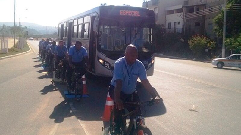 Ação Maio Amarelo: motoristas de ônibus e ciclistas invertem papéis em Colatina