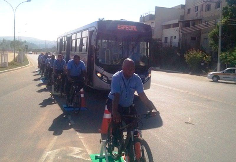 Ação Maio Amarelo: motoristas de ônibus e ciclistas invertem papéis em Colatina