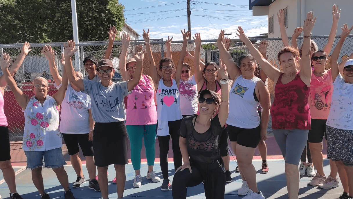 Viana realiza aula de Zumba e movimenta Praça de Marcílio de Noronha