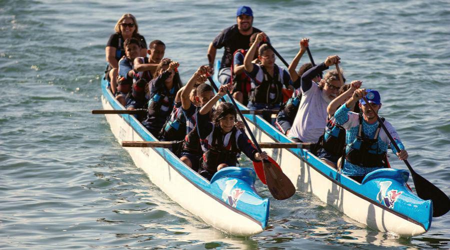 Projeto Escamas: alunos trocam sala de aula por Canoa Havaiana no mar na Praia da Sereia