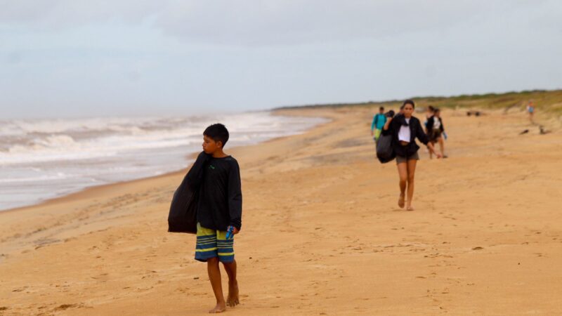 Circuito ecológico de surfe recolhe 50 quilos de lixo na praia de Pontal do Ipiranga em Linhares