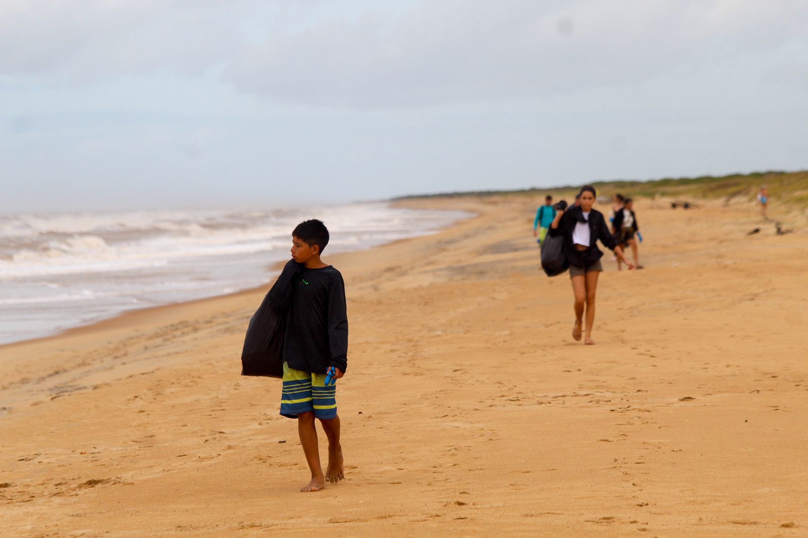 Circuito ecológico de surfe recolhe 50 quilos de lixo na praia de Pontal do Ipiranga em Linhares