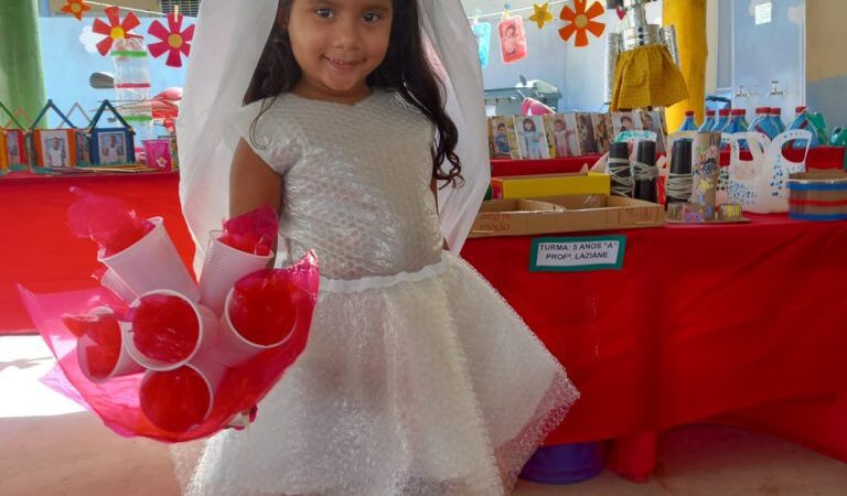 Materiais recicláveis viram fantasia em escola do bairro Santa Cruz em Linhares