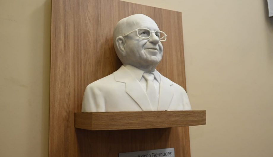 Homenagem a Aylton Bermudes é inaugurado em busto na festa de Cachoeiro