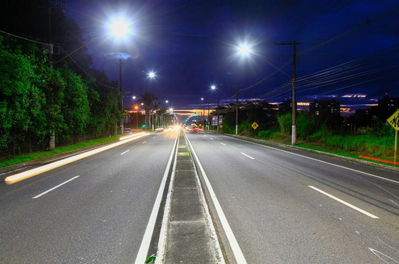 Serra alcança 41 bairros totalmente iluminados por LED com recursos próprios