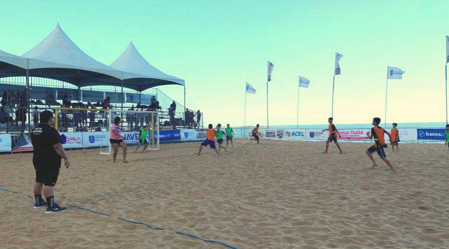 Vila Velha: 800 alunos participam de torneio escolar de ​Handebol na praia