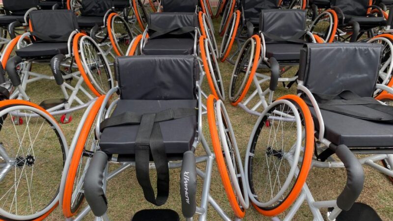 Cachoeiro recebe cadeiras de rodas para projeto de basquete adaptado