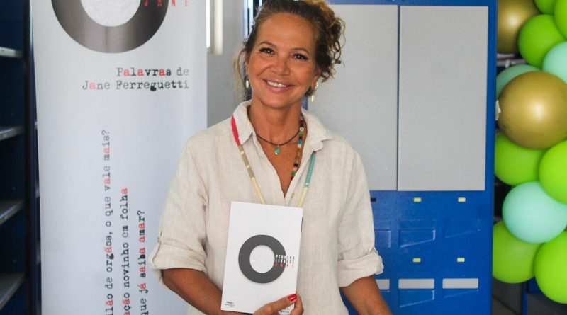 Jornalista Jane Ferreguetti lança livro em comemoração aos 222 anos de Linhares
