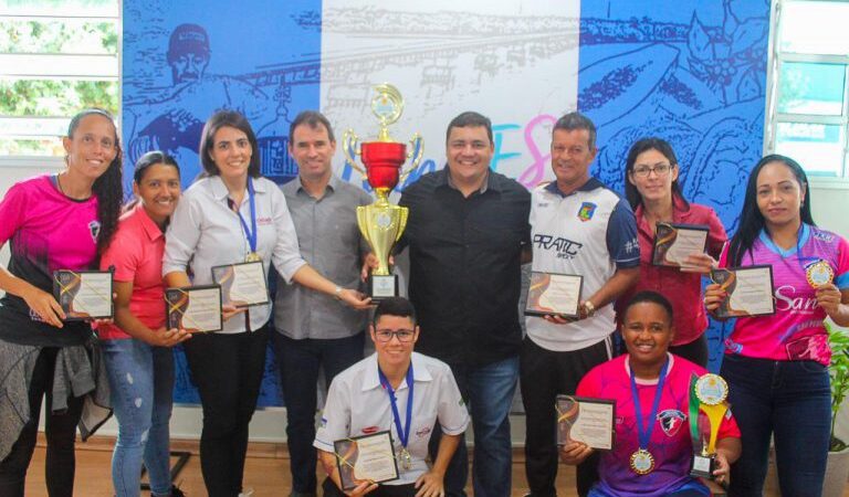 Prefeito Bruno Marianelli de Linhares recebe linharenses campeãs estaduais de beach soccer