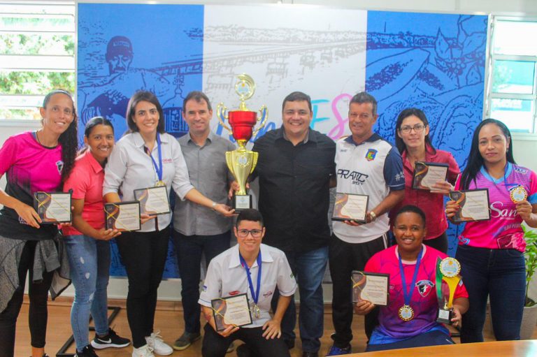 Prefeito Bruno Marianelli de Linhares recebe linharenses campeãs estaduais de beach soccer