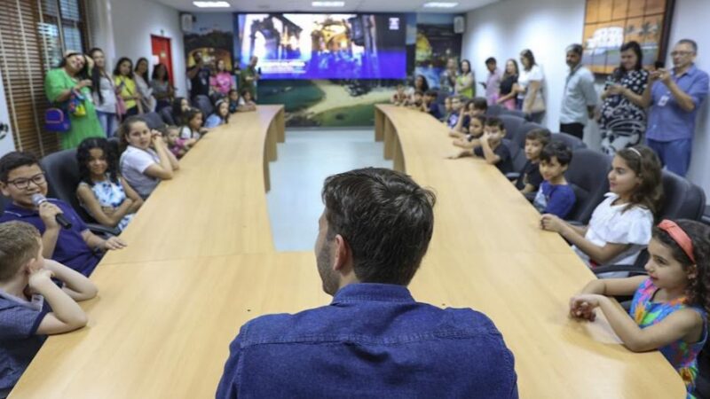 Prefeito Arnaldinho Borgo abre as portas para receber crianças no projeto Gabinete Mirim