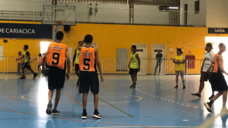 Cariacica: turma de basquete do Pelc vence jogo amistoso contra alunos de escola municipal