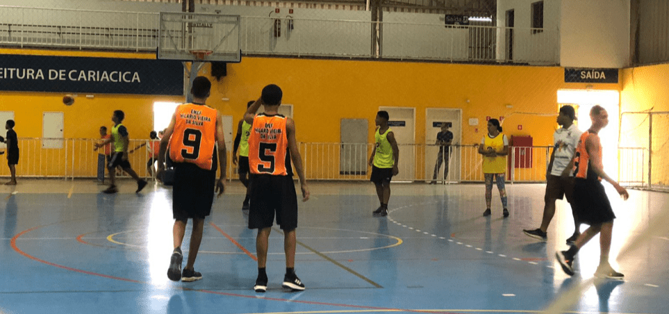 Cariacica: turma de basquete do Pelc vence jogo amistoso contra alunos de escola municipal