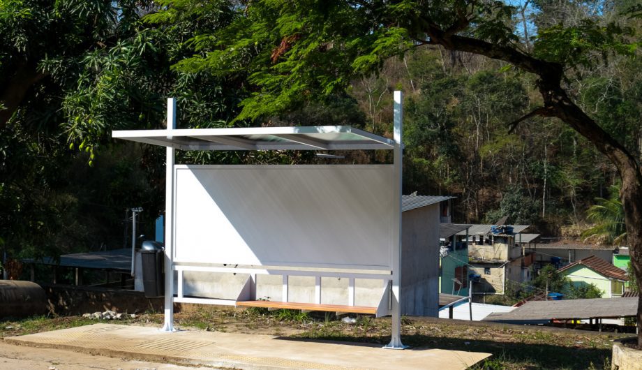 Mais 18 novos abrigos de pontos de ônibus são instalados em Cachoeiro