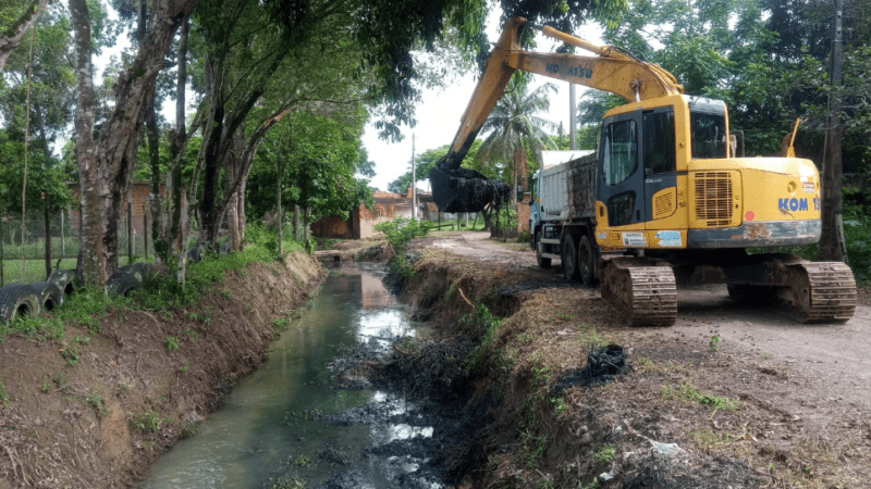 Secretaria de Serviços de Cariacica limpa canais e realiza outros trabalhos pela cidade