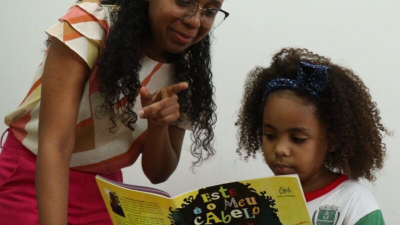 Missão profissional: Professora ensina a importância da consciência negra por meio da literatura