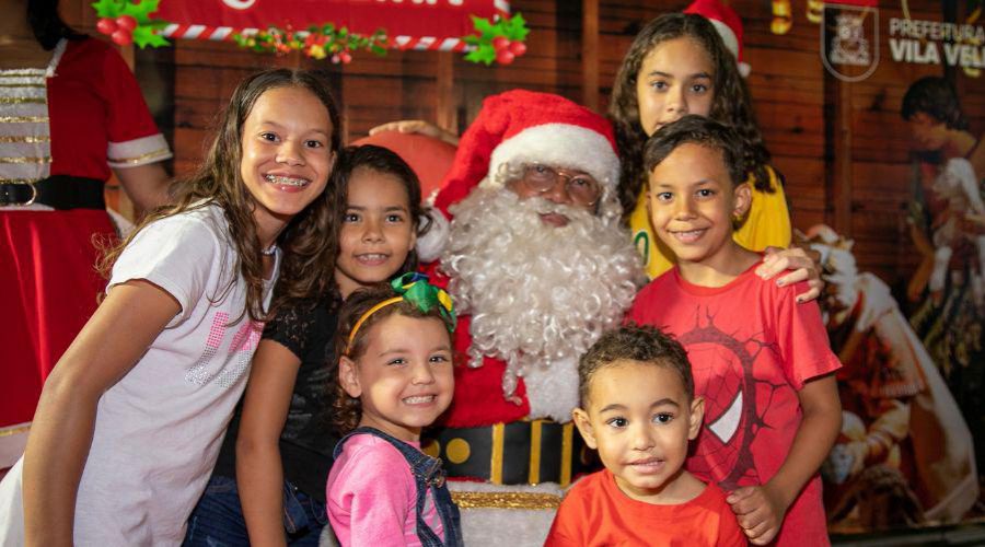 ​Papai Noel faz a alegria das famílias nos bairros de Vila Velha