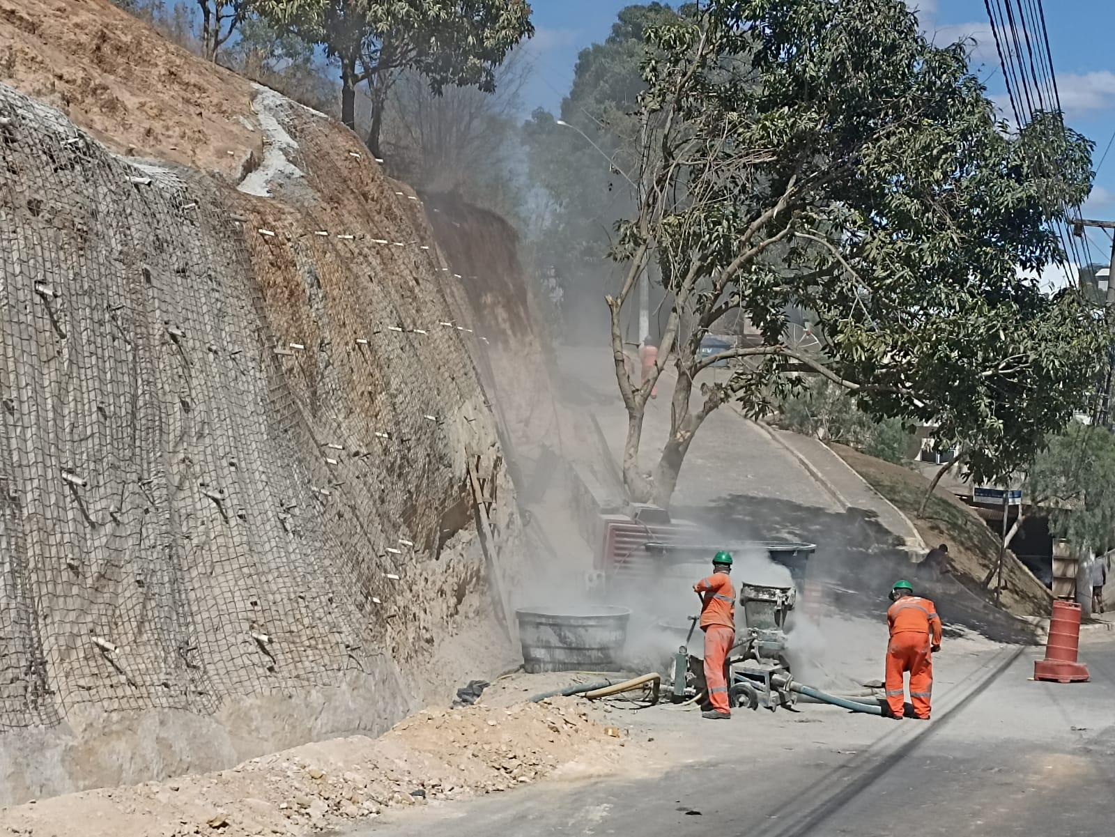 Prefeitura de Presidente Kennedy realiza obras de contenção em muros no Centro