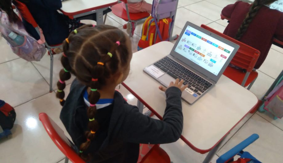 Uso de computadores portáteis moderniza ensino na rede municipal de educação em Cachoeiro