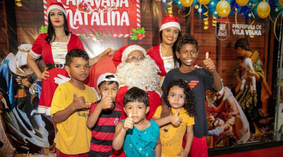 ​Papai Noel faz a alegria das famílias no bairro Zumbi dos Palmares em Vila Velha