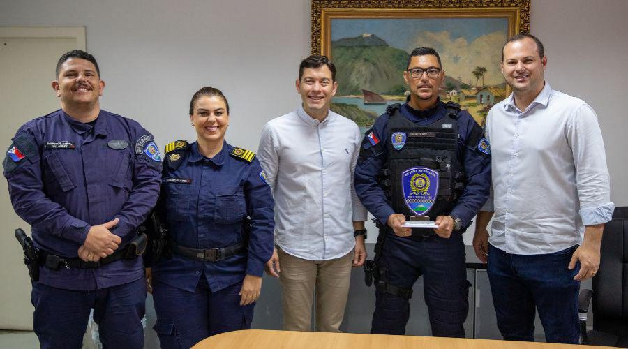 ​Prefeito Arnaldinho Borgo homenageia guarda que salvou duas pessoas de afogamento