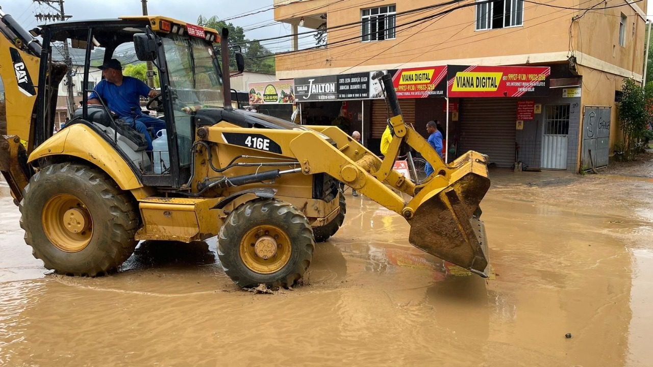 Equipes realizam limpeza e entrega de donativos em Viana