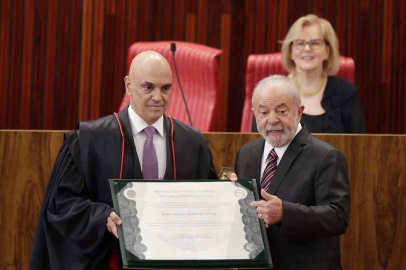 Lula chora , fala em Deus e exalta defesa da democracia ao ser diplomado
