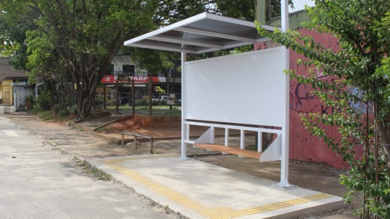 Mais 12 novos abrigos são instalados em pontos de ônibus de Cachoeiro