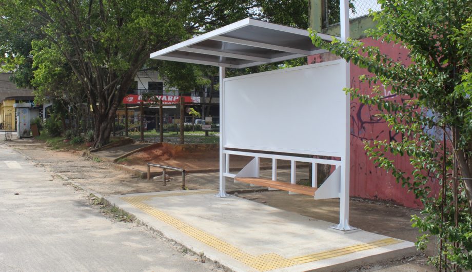 Mais 12 novos abrigos são instalados em pontos de ônibus de Cachoeiro