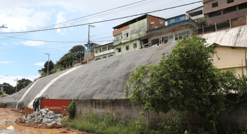 Proteção contra deslizamentos está sendo instalada no bairro Vale Esperança em Cariacica