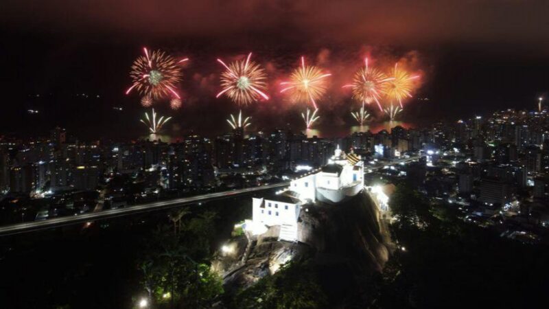 ​Show de luzes e cores no céu encanta um milhão de pessoas em Vila Velha